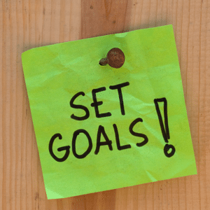 Green sticky note reading Set Goals!